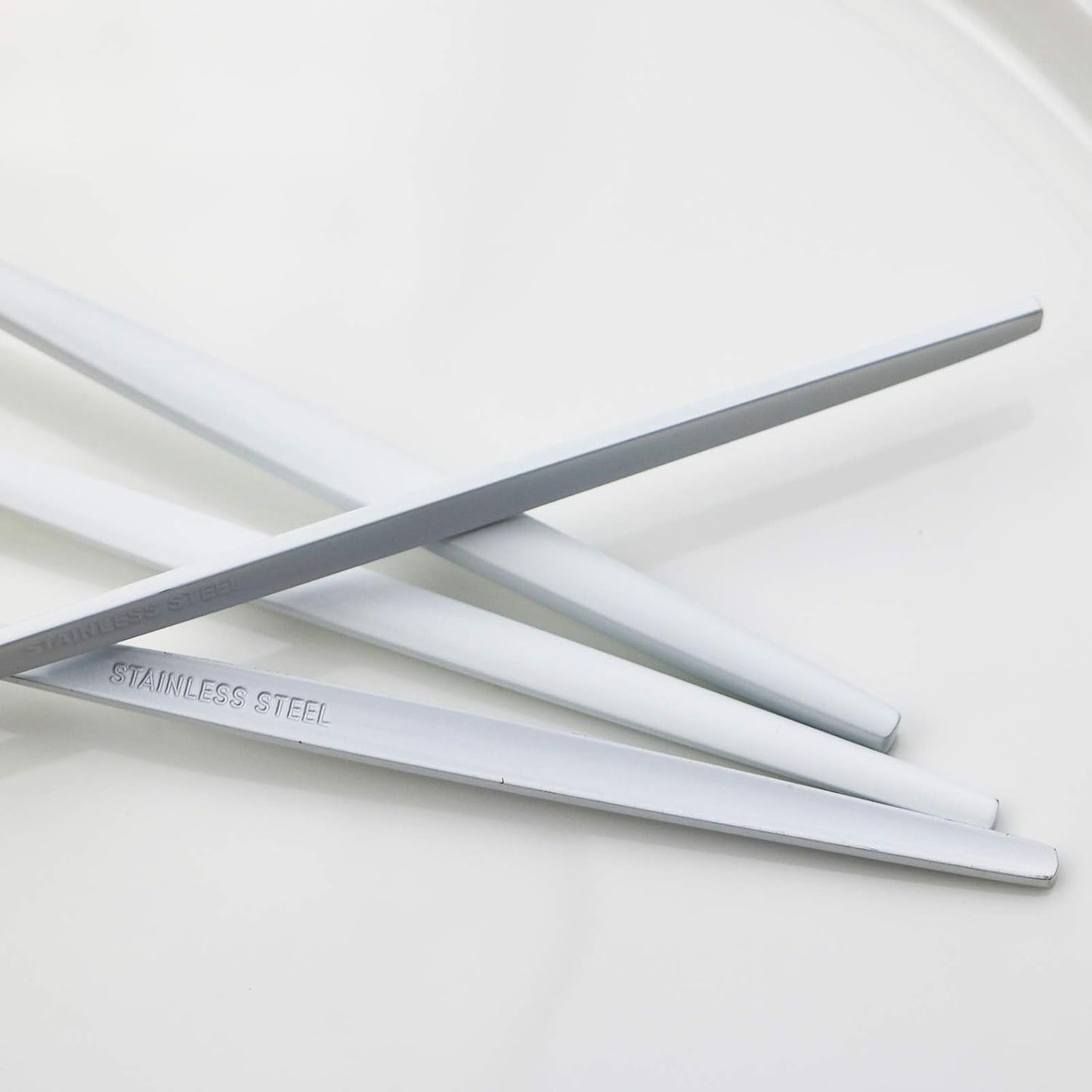 JASHII Flatware Silverware Set Stainless Steel Satin Finish Cutlery Set Service for 6, 30-Piece Spoons And Forks Kitchen Utensil Set, Dishwasher Safe (Matte White handle gold)