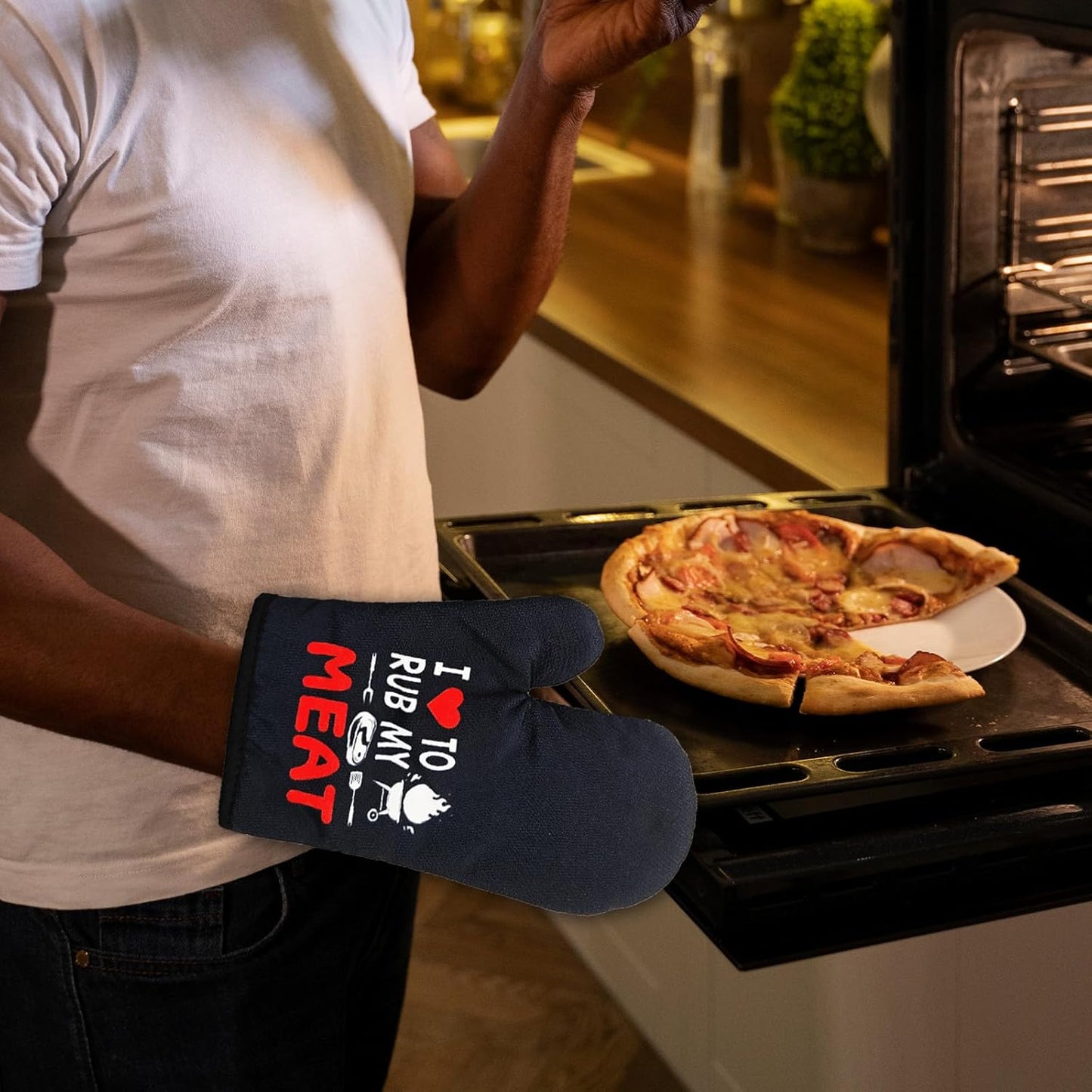 Funny BBQ Kitchen Mitts and Pot Holders(Set of 2) I Love to Rub My Meat Heat Resistant Mitts Funny Silicone Non-Slip Oven Mitts Kitchen Gift for Chef Grilling Master BBQ Lover Friend Family