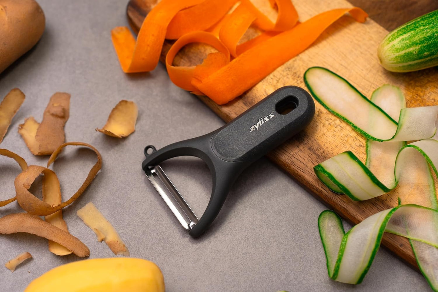 Zyliss Y Peeler – Extra-Hardened Stainless Steel Blade for Effortless Fruit & Vegetable Peeling – Built-in Eye Cutter – Ergonomic Wheatstraw Grip – Dishwasher Safe with Safety Cover – Black