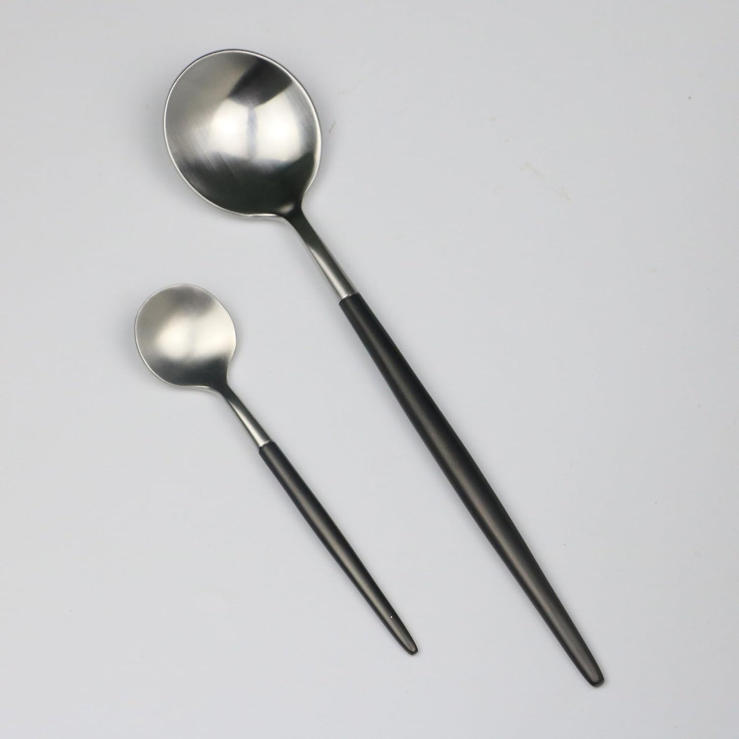 Customized 20-Piece 18/10 Stainless Steel Flatware Set, Serive for 4, With Fork Spoons Knife Teaspoon Dessert Fork for Home Kitchen Restaurant Hotel (Black + Silver)