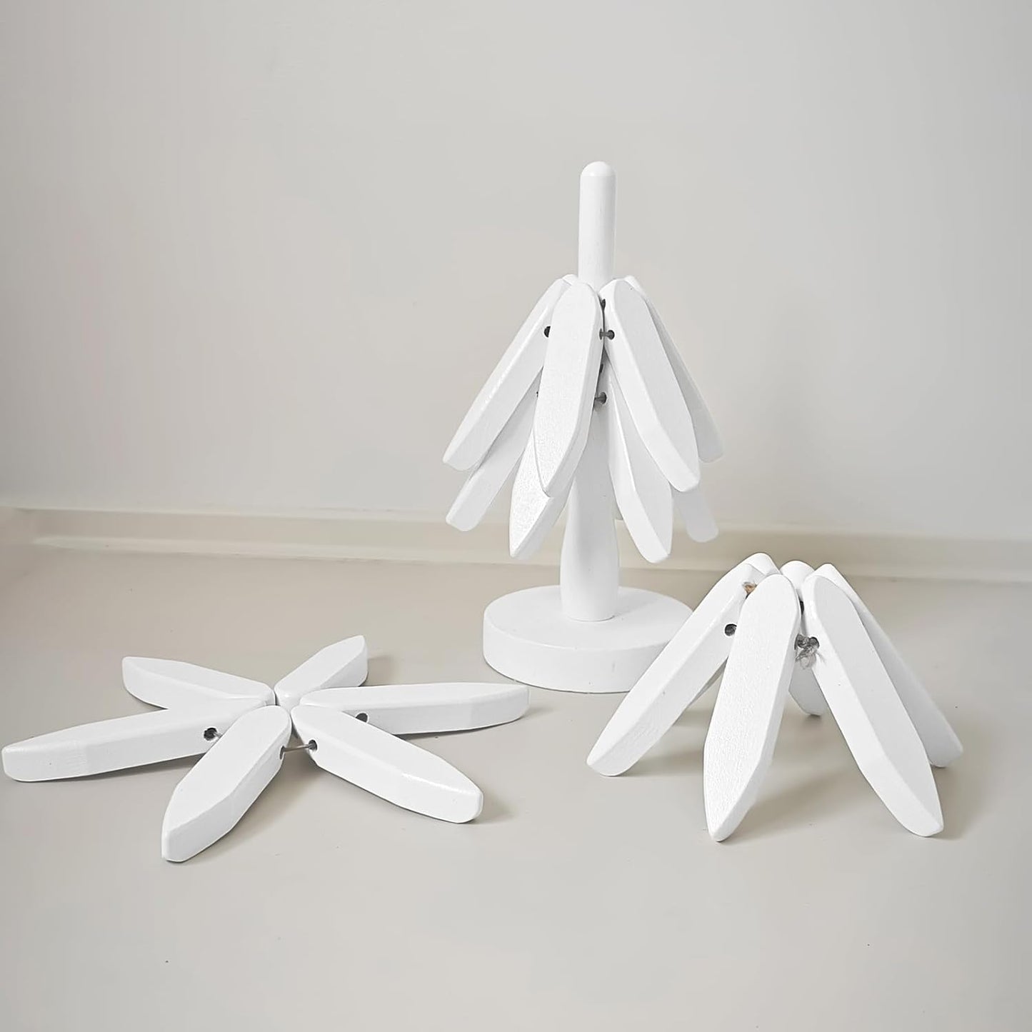 Wooden Trivets for Hot Dishes, Tree Shape Trivet Set, 4 Walnut Wood + 1 Stand stored Like a Christmas Tree,Foldable Kitchen Wooden Trivet,for Hot Dishes、Pot、Bowl、Teapot、Hot Pot Holder (White)