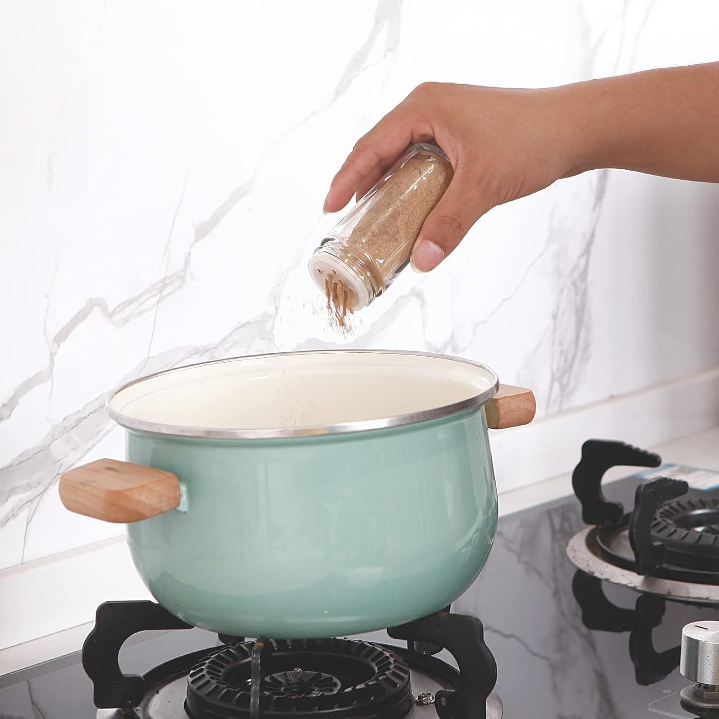 2pcs Gold Spice Jars, 3 oz Glass Seasoning Bottles, Spices Container, Empty Spice Jars, Round Spice Bottles with Airtight Plastic Caps with Shaker Lids (2, gold)