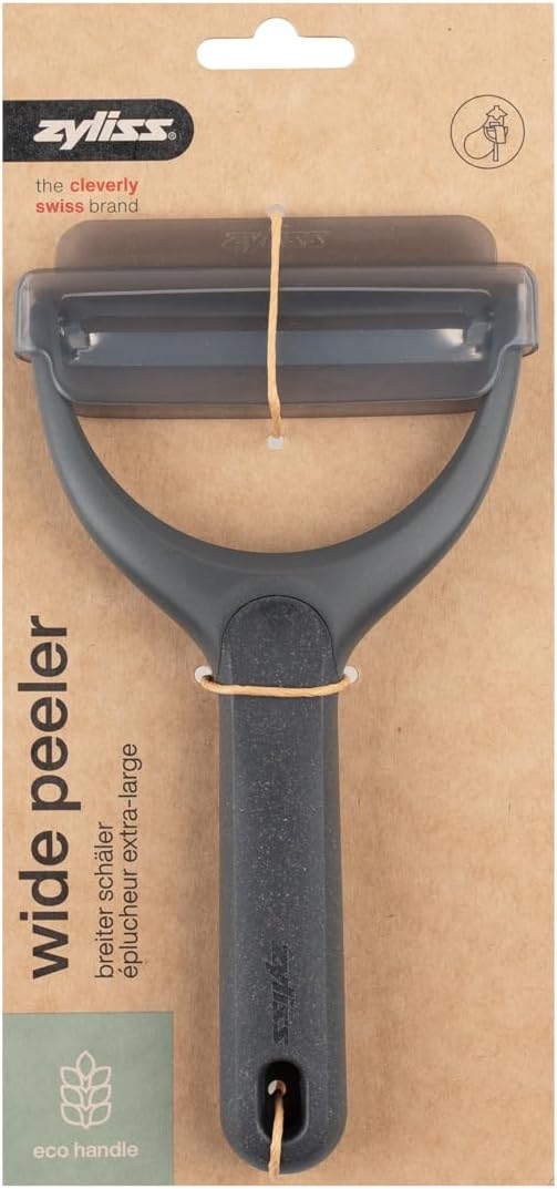Zyliss Wide Peeler – Extra-Wide Stainless Steel Blade for Cabbage, Eggplant & Large Produce – Ergonomic Wheatstraw Handle – Safety Blade Cover – Dishwasher Safe – 5-Year Guarantee