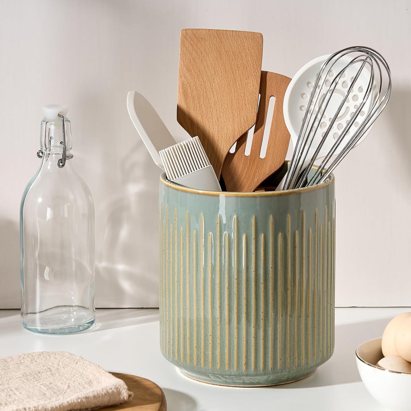 JIEMEI HOME Kitchen Utensil Holder, Ceramic Stable Utensil Crock for Countertop, 7.2" Large Utensil Organizer with Cork Mat, Removable Bamboo Divider for Kitchen Décor and Accessories, Green