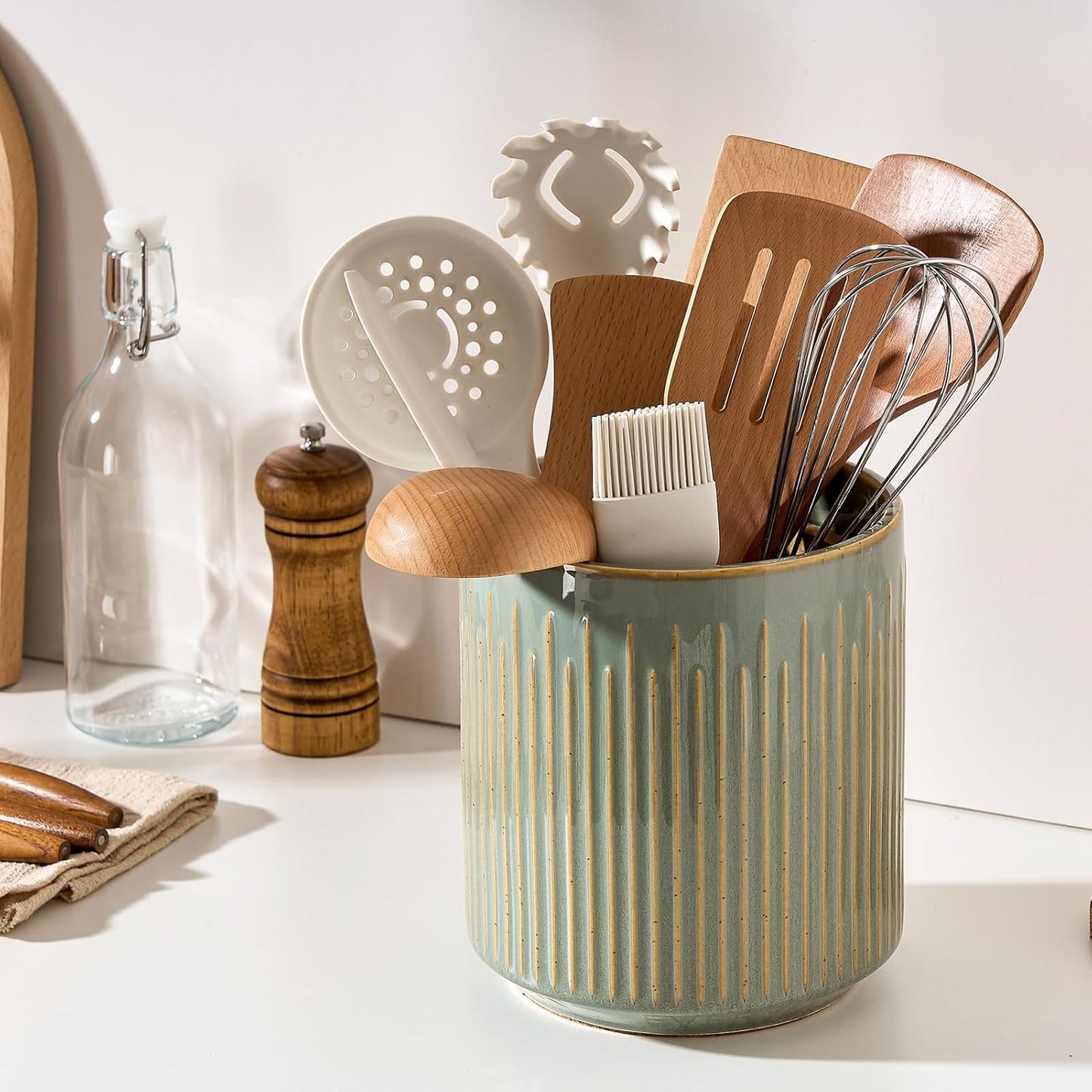 JIEMEI HOME Kitchen Utensil Holder, Ceramic Stable Utensil Crock for Countertop, 7.2" Large Utensil Organizer with Cork Mat, Removable Bamboo Divider for Kitchen Décor and Accessories, Green
