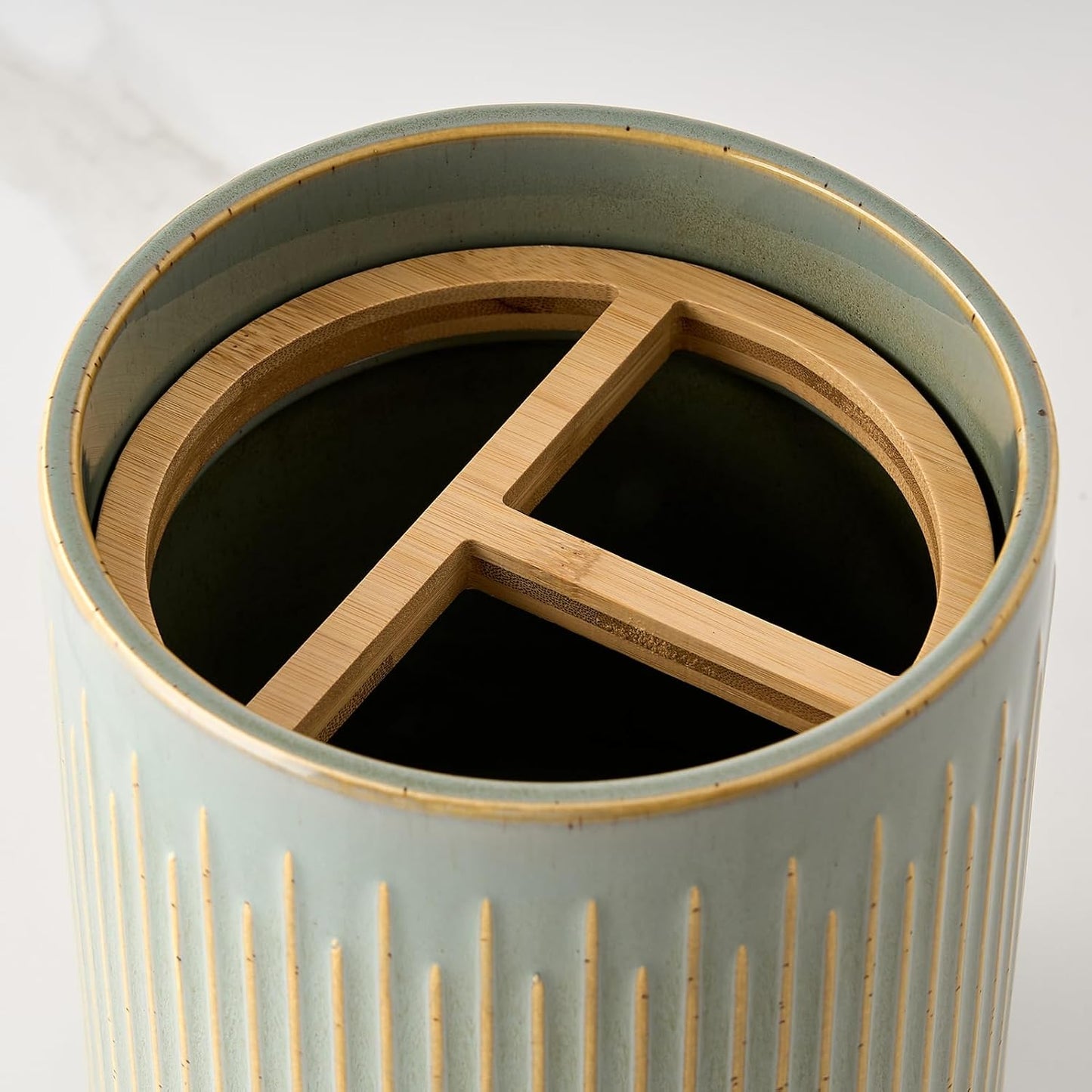 JIEMEI HOME Kitchen Utensil Holder, Ceramic Stable Utensil Crock for Countertop, 7.2" Large Utensil Organizer with Cork Mat, Removable Bamboo Divider for Kitchen Décor and Accessories, Green