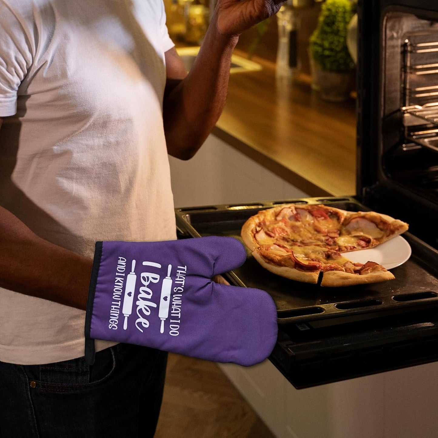 Funny Baking Oven Mitts and Pot Holders（Set of 2） That's What I Do I Bake and I Know Things Heat Resistant Kitchen Mitts Silicone Non-Slip Oven Mitts Funny Baking Accessories for Baker Chef