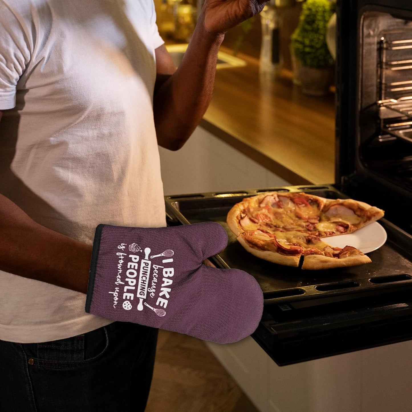 Funny Oven Mitts and Pot Holders（Set of 2） I Bake Because Punching People is Frowned Upon Silicone Non-Slip Oven Mitts Funny Kitchen Decor Gifts for Chef Cook Lover Family Friend Hostess