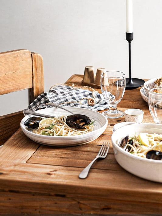 LE TAUCI Dinner Plates Set of 4, 10 Inch Ceramic Flat Dish Set for Kitchen, Serve for Pasta,Steak, Pancake, Microwave, Oven & Dishwasher Safe, Housewarming Wedding Present - Arctic White