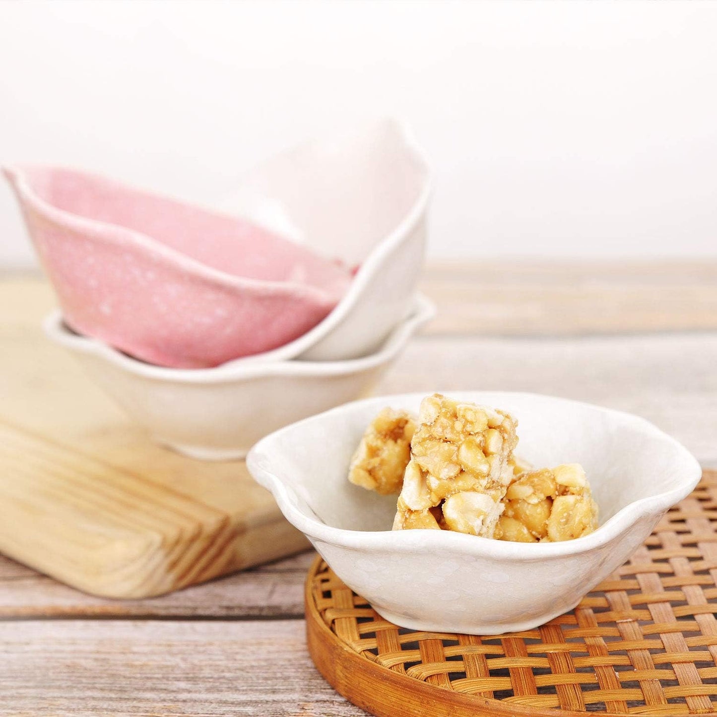 VanEnjoy Ceramic Japanese Dipping Bowl Soy Sauce Seasoning Dishes Soy Dipping Sauce Dishes set of 4, Floral pattern with Flower shape (leaves) (leaves)