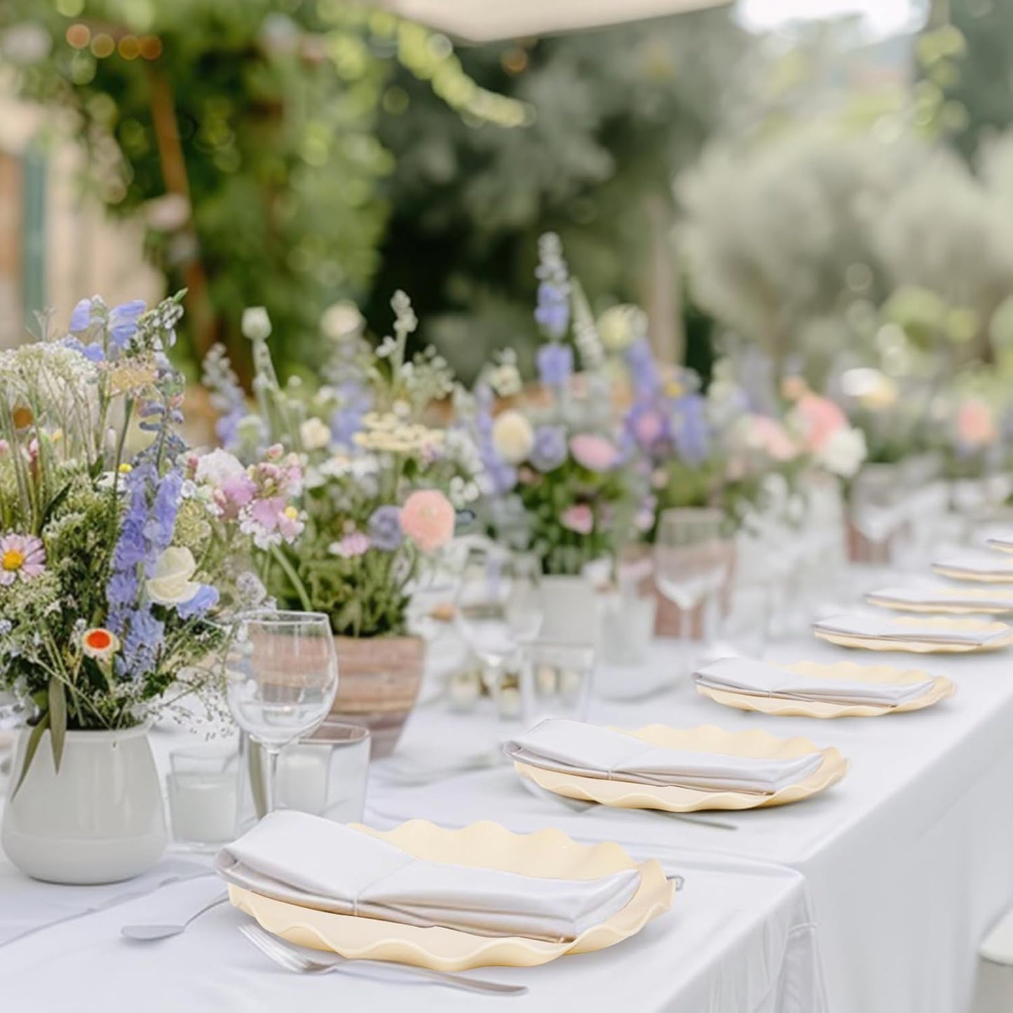 LIYH 50 Pcs Beige Plastic Plates Reusable Unbreakable Dinner Plates Scalloped Plastic Plates Dishwasher Safe Ivory Plate Sets Perfect for Parties Birthday Picnics BPA Free (25Guests)