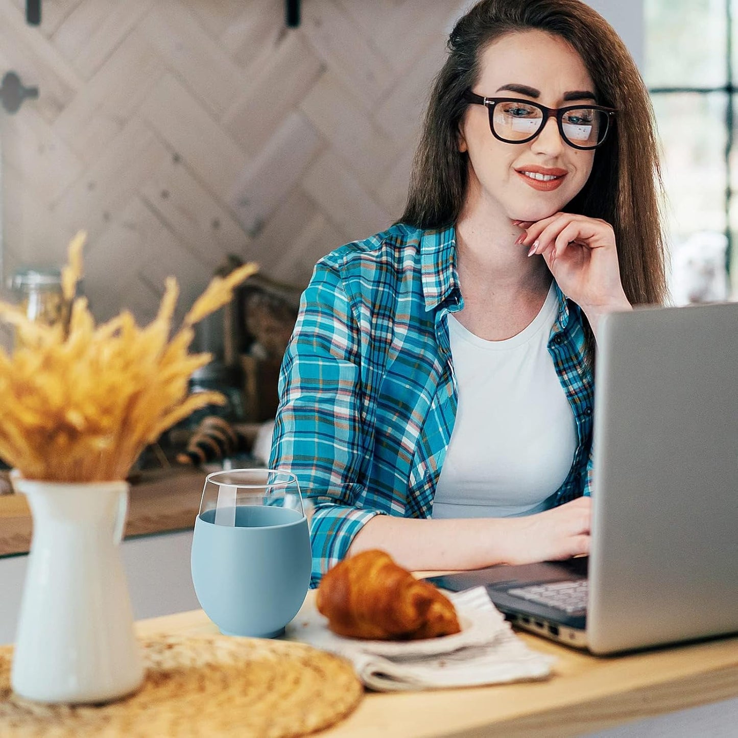 Tronco 20oz Stemless Wine Glasses Set of 4, Reusable Wine Glasses with Silicone Sleeve, Dishwasher Safe & BPA-Free, for Red & White Wine, Cocktails, Home Bar, Parties, Birthdays, Gifts