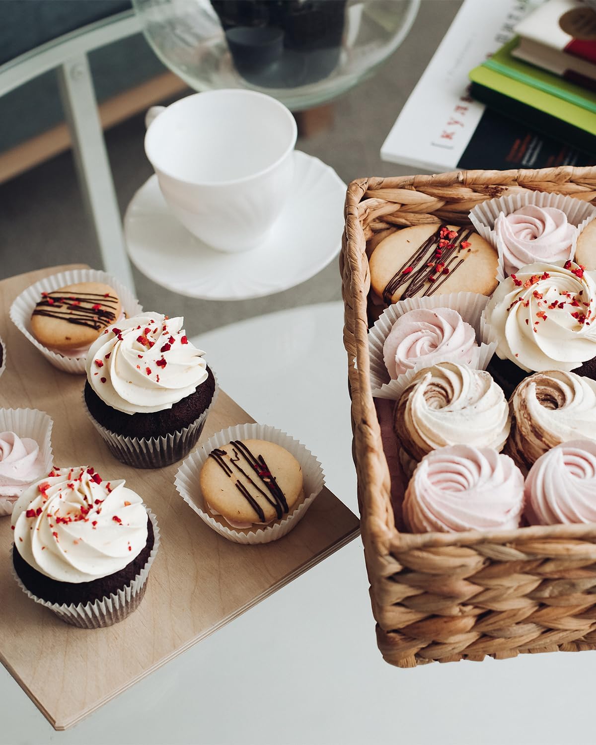 qiqee 600pcs White Cupcake Liners Muffin Linner No Smell, Food Grade Baking Cups（Standard Size）