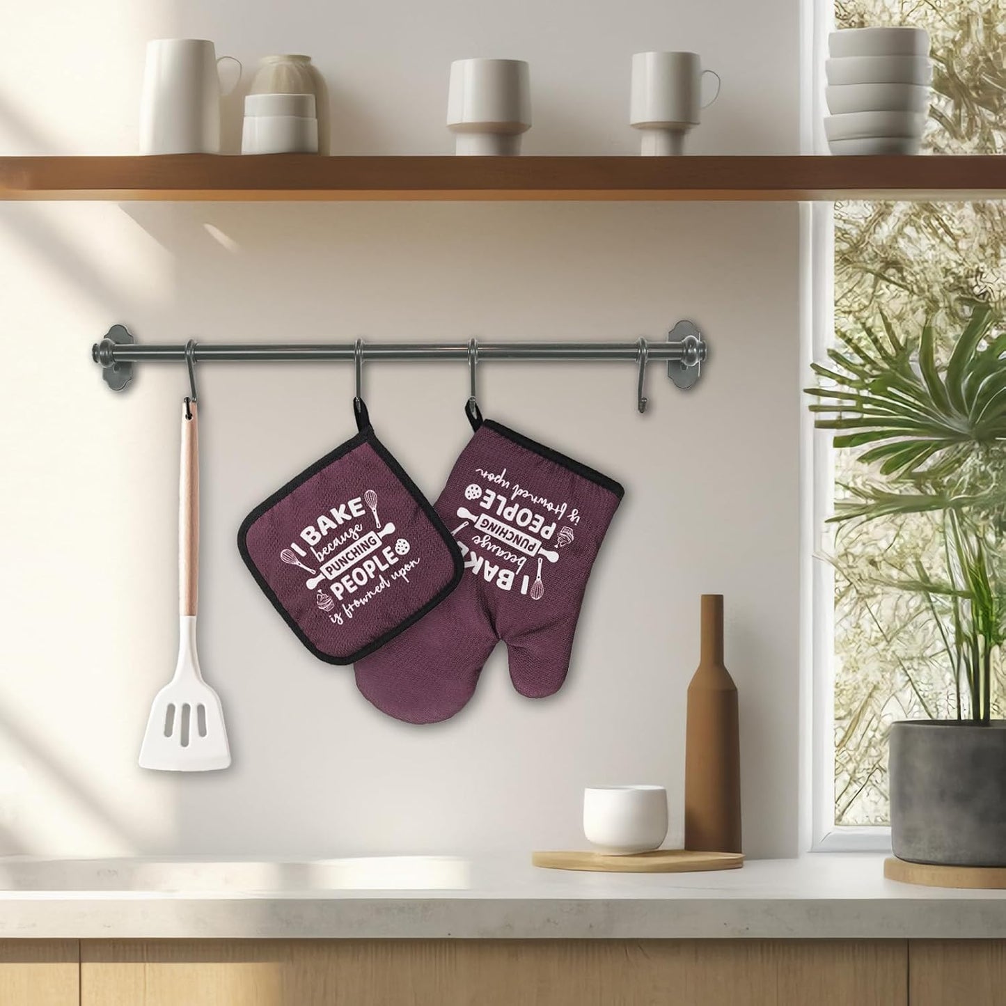 Funny Oven Mitts and Pot Holders（Set of 2） I Bake Because Punching People is Frowned Upon Silicone Non-Slip Oven Mitts Funny Kitchen Decor Gifts for Chef Cook Lover Family Friend Hostess
