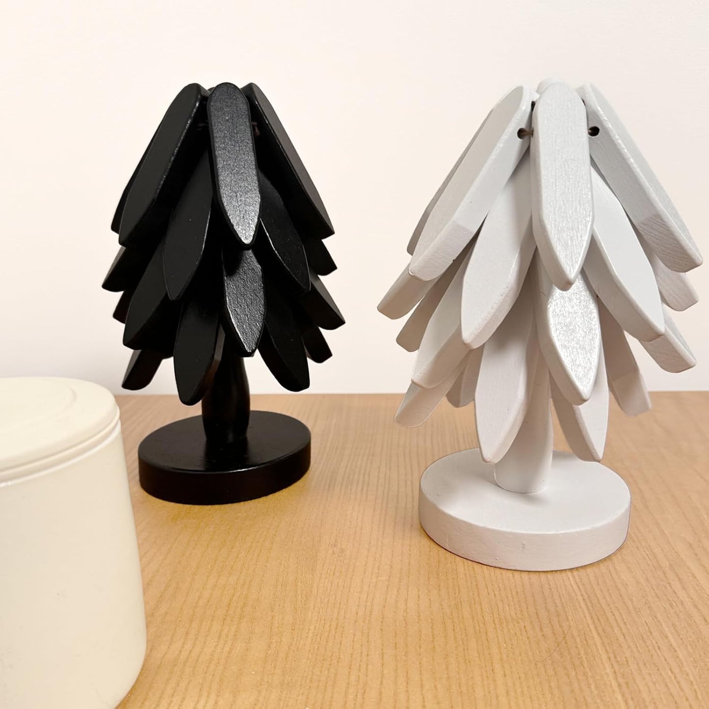 Wooden Trivets for Hot Dishes, Tree Shape Trivet Set, 4 Walnut Wood + 1 Stand stored Like a Christmas Tree,Foldable Kitchen Wooden Trivet,for Hot Dishes、Pot、Bowl、Teapot、Hot Pot Holder (White)