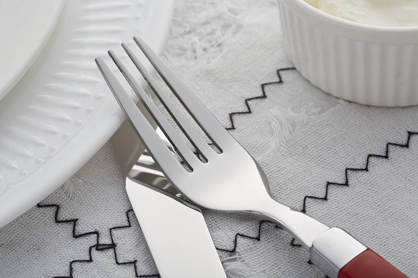 ANNOVA Silverware Set Stainless Steel Colorful Tableware Kitchen Flatware Set Utensils, Includes Dinner Knives, Forks, Spoons, Salad Forks & Dessert Spoons (Red, 20 Pieces)