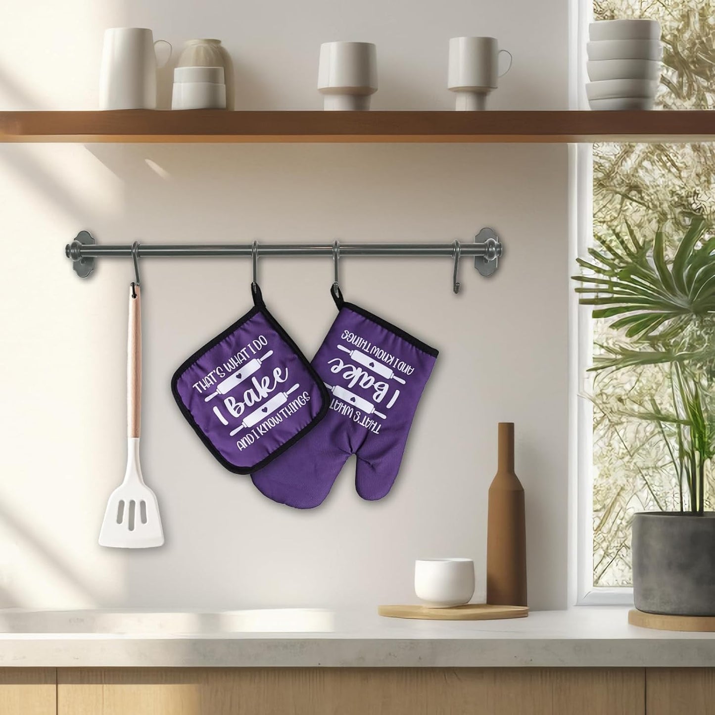 Funny Baking Oven Mitts and Pot Holders（Set of 2） That's What I Do I Bake and I Know Things Heat Resistant Kitchen Mitts Silicone Non-Slip Oven Mitts Funny Baking Accessories for Baker Chef