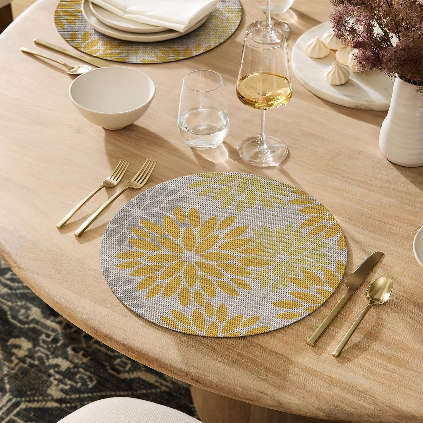 Artoid Mode Yellow Dahlia Plastic Round Placemats Set of 4, 14 Inch Seasonal Wipeable Woven Vinyl Table Mats for Farmhouse Party Kitchen Dining Decor