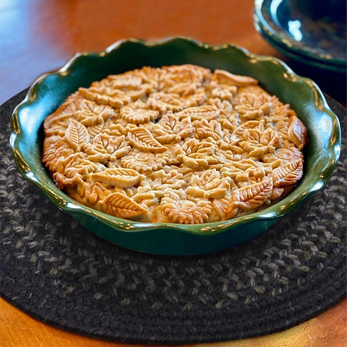 Homespice Jet Black Jute Woven Round Placemats Set of 6, 15", Warm Primitive Decor Table Mats - Vibrant Colors, Durable, Easy to Clean and Protects Furniture