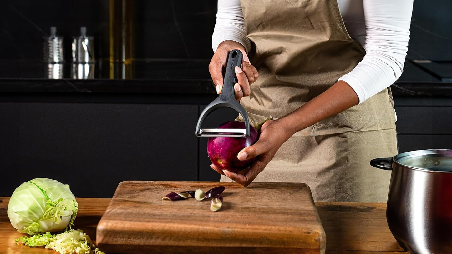 Zyliss Wide Peeler – Extra-Wide Stainless Steel Blade for Cabbage, Eggplant & Large Produce – Ergonomic Wheatstraw Handle – Safety Blade Cover – Dishwasher Safe – 5-Year Guarantee