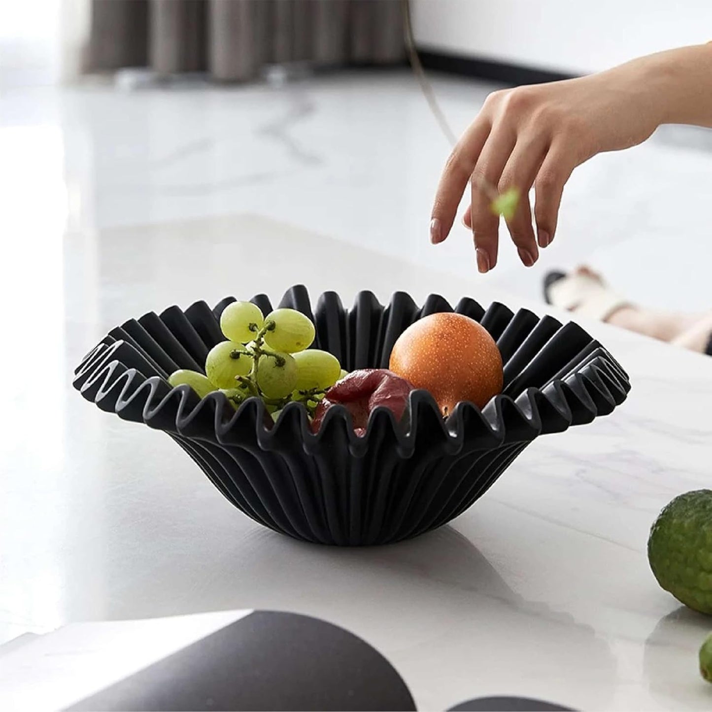Modern Decorative Bowl with Ruffled Design, Scalloped Resin Centerpiece Bowl for Home Decor, Entryway Key Holder and Fruit Display (Black)