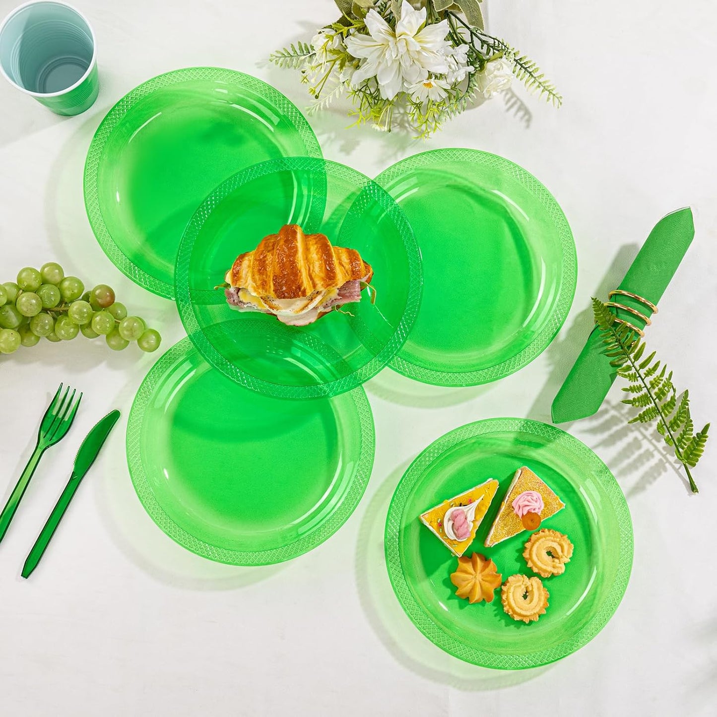 WELLIFE 210Pcs Green Plastic Plates,Clear and Green Plastic Dinnerware Set,Party Supplies Including Clear Plates, 12OZ Cups, plastic Cutlery and Paper Napkins Serve 30 Guests