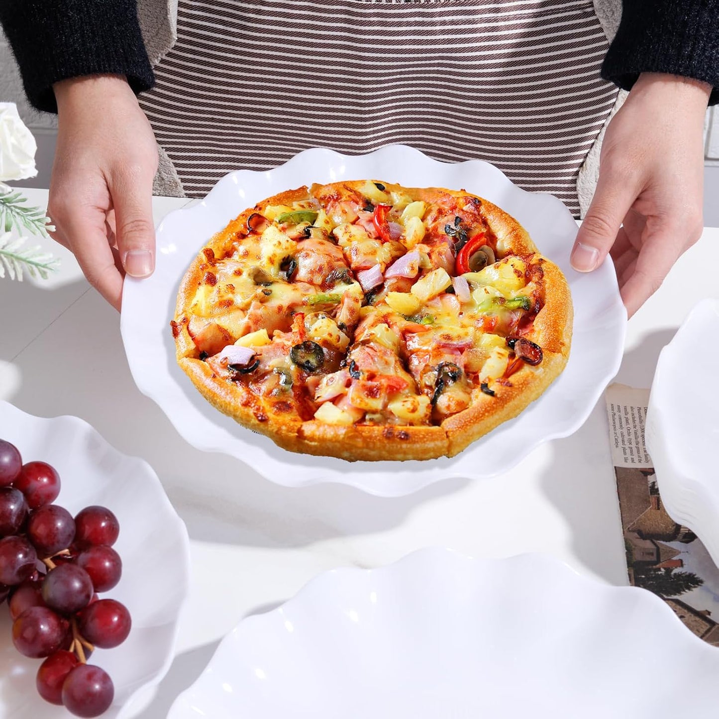 LIYH 20 Pcs 10 Incn White Scalloped Plastic Plates Reusable - Unbreakable Plastic Dinner Plates Camping Outside Plate Dishwasher Safe for Wedding Parties Birthdays Picnics - BPA Free