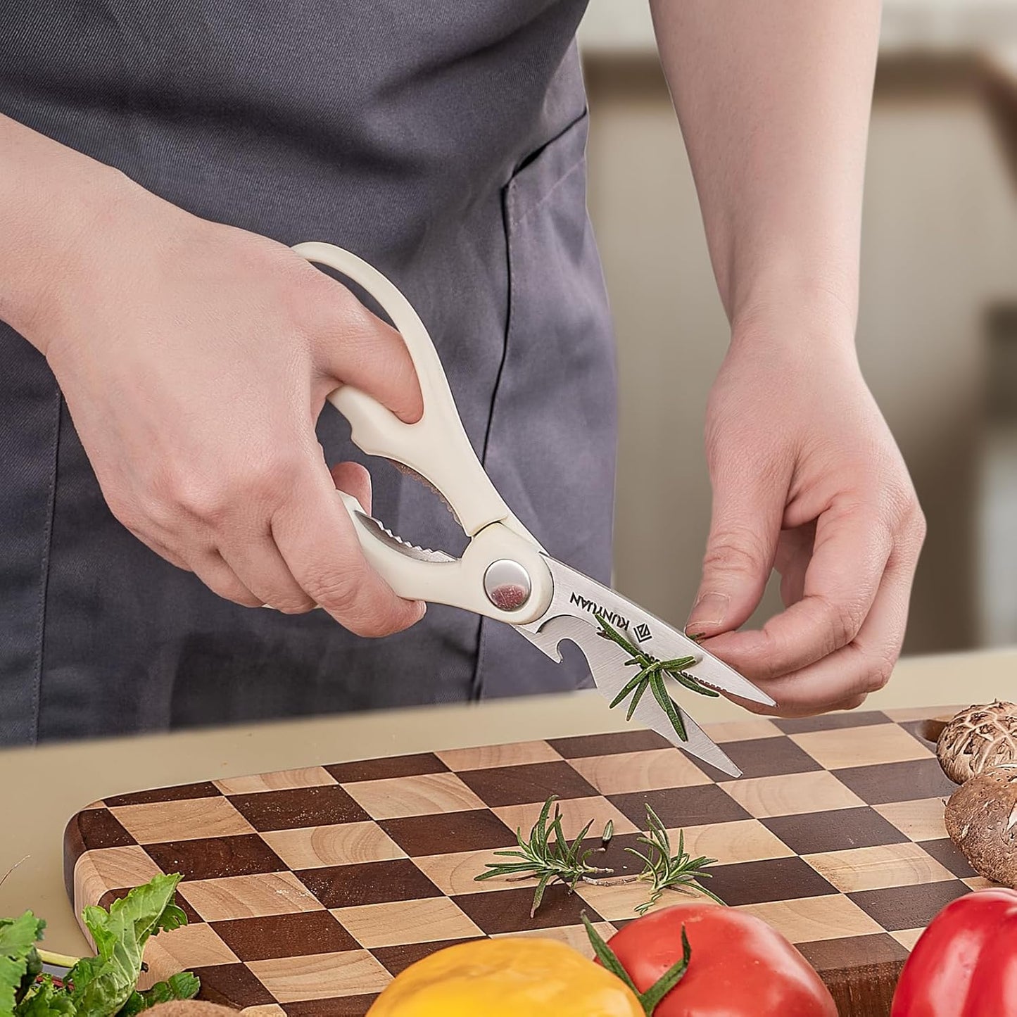 KUNYUAN Kitchen Knife Set, 15-Piece Knife Set with Self-Sharpening Block, Dishwasher Safe, 6 Steak Knives, Anti-Slip Handle, White