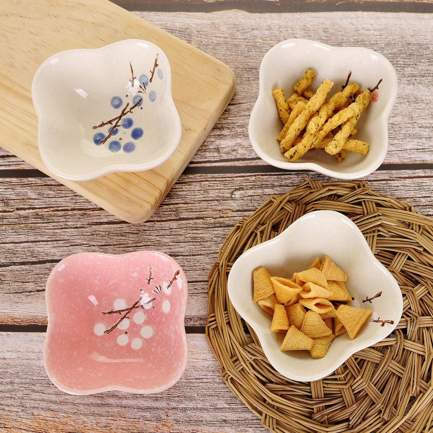 VanEnjoy Ceramic Japanese Dipping Bowl Soy Sauce Seasoning Dishes Soy Dipping Sauce Dishes set of 4, Floral pattern with Flower shape (leaves) (flower)