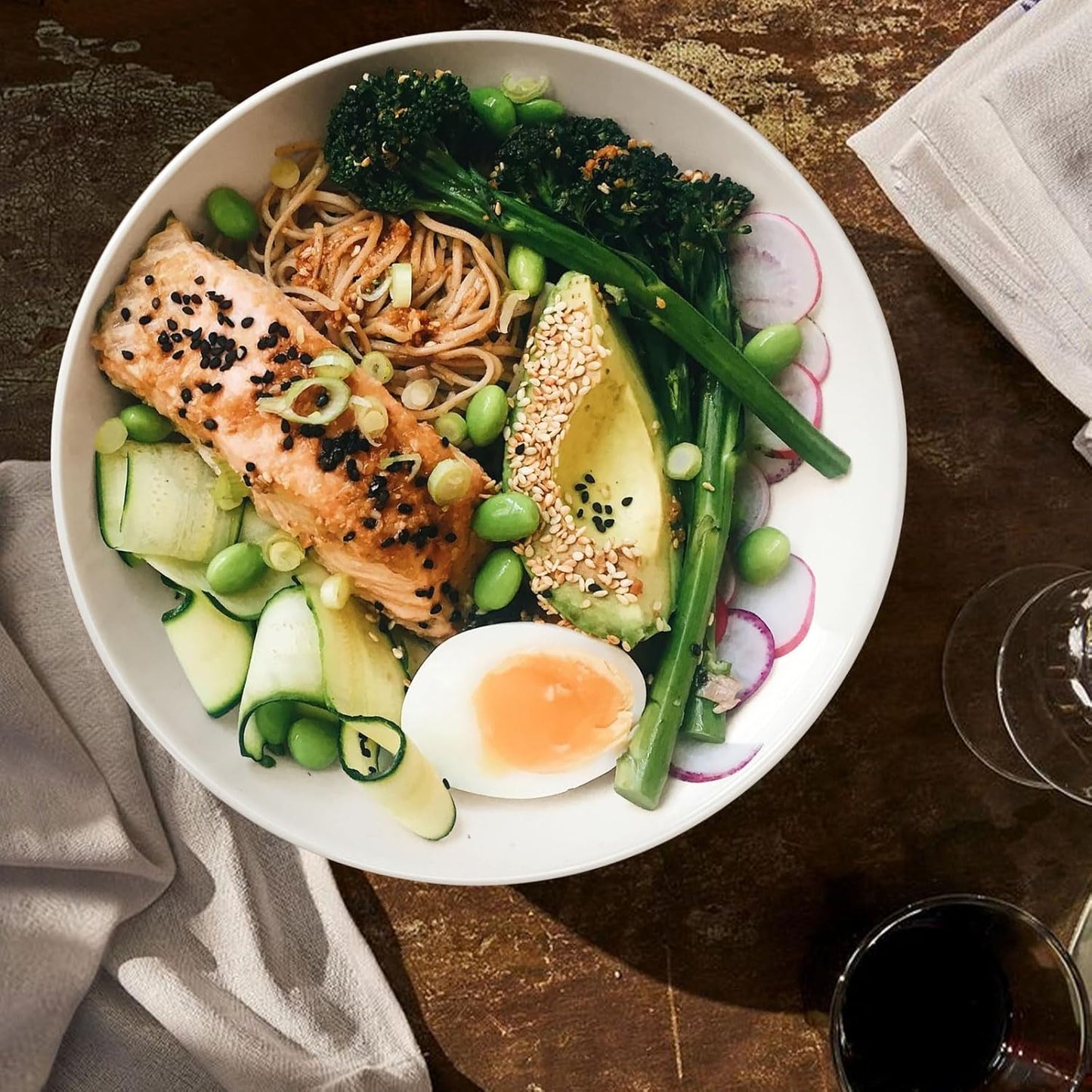 Pasta Bowls, 32oz Salad Bowls Set of 4, White Ceramic Soup Bowls 8 Inch Embossment Large Serving Bowl Wide and Shallow Bowls for Kitchen, Microwave & Dishwasher Safe (Snowflake)