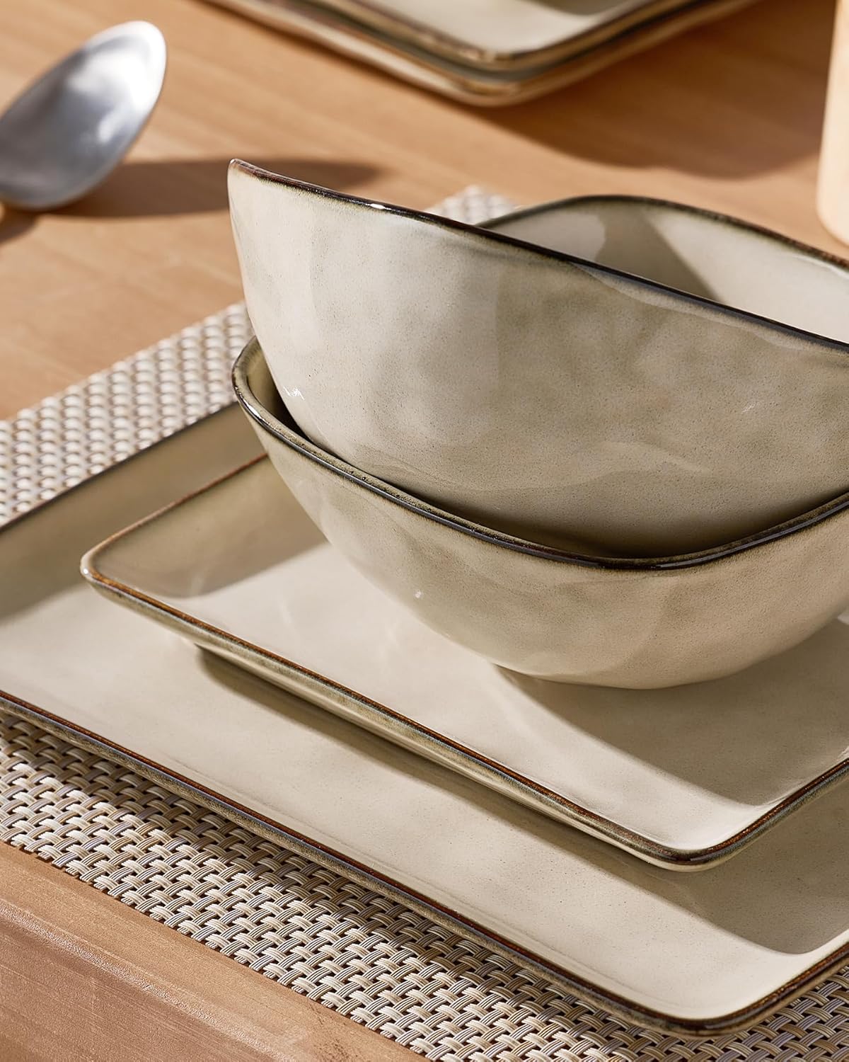 Famiware Dinnerware Sets for 4, Ocean Square 18-Piece Kitchen Plates and Bowls Sets, Microwave and Dishwasher Safe, Scratch Resistant, Light khaki