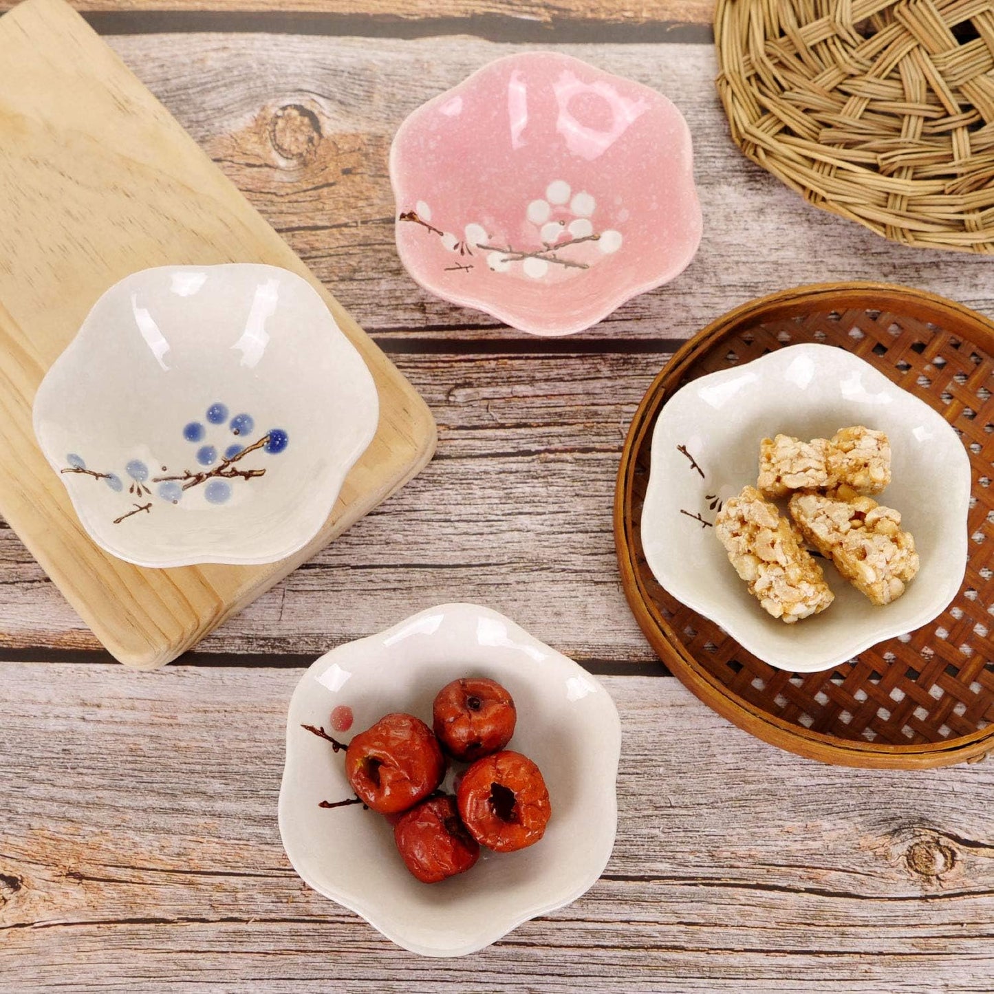 VanEnjoy Ceramic Japanese Dipping Bowl Soy Sauce Seasoning Dishes Soy Dipping Sauce Dishes set of 4, Floral pattern with Flower shape (leaves) (leaves)