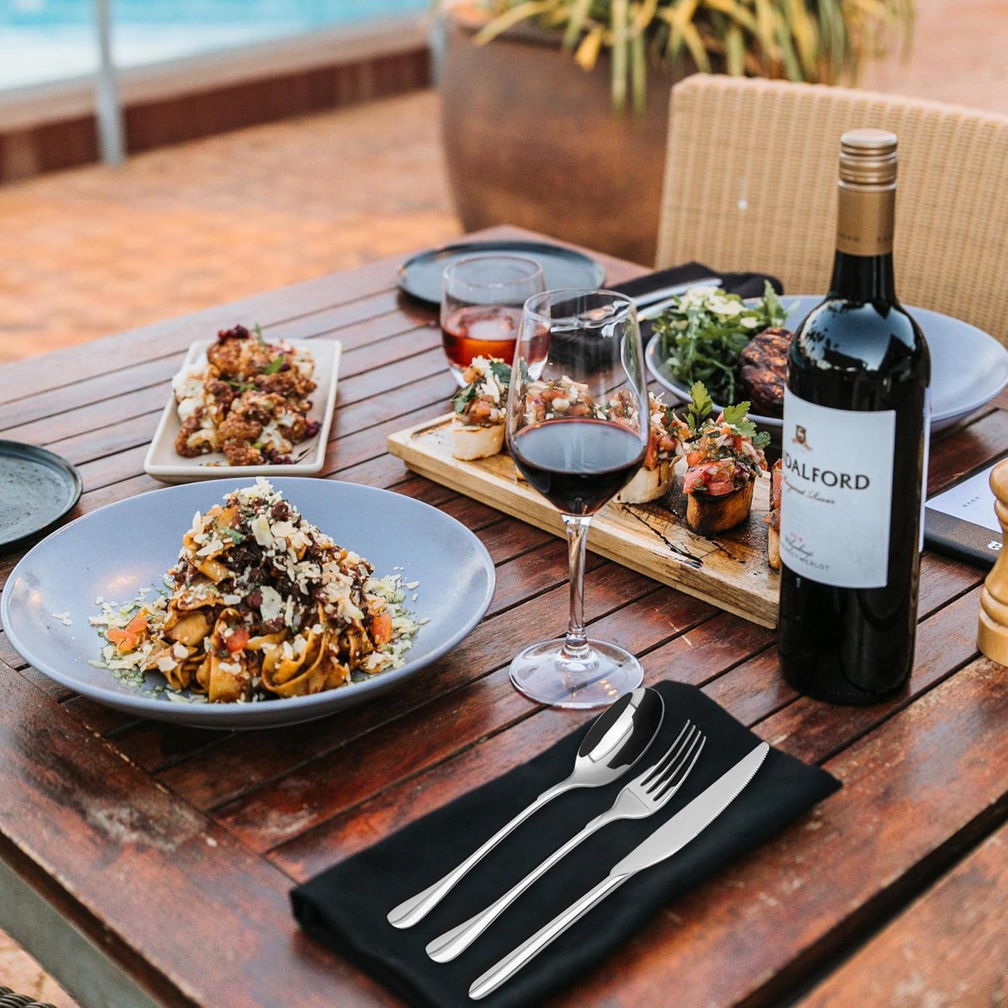 24-Piece Silverware Set Flatware Cutlery Set Service for 4, Durable Stainless Steel Tableware in Ergonomic Design Size and Weight, Kitchen Utensil Sets with Steak Knives, Rust-proof, Dishwasher Safe