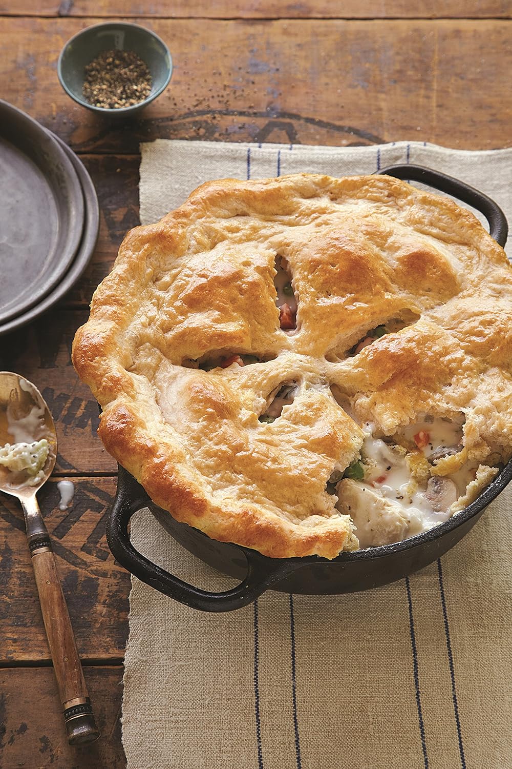 Lodge 2 Quart Pre-Seasoned Cast Iron Dutch Oven with Lid - Dual Handles - Use in the Oven, on the Stove, on the Grill or over the Campfire - Black